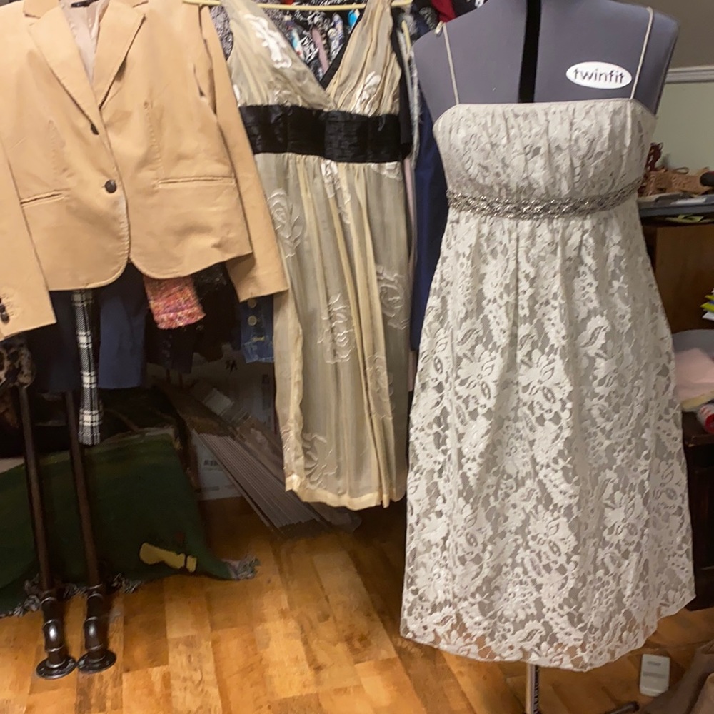 Liz Claiborne size 8 ivory lace dress w jeweled waist & spaghetti straps ; EUC